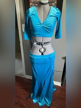 2 Piece Glittery Turquoise Belly Dance Costume. Size Large. Easy Wash
